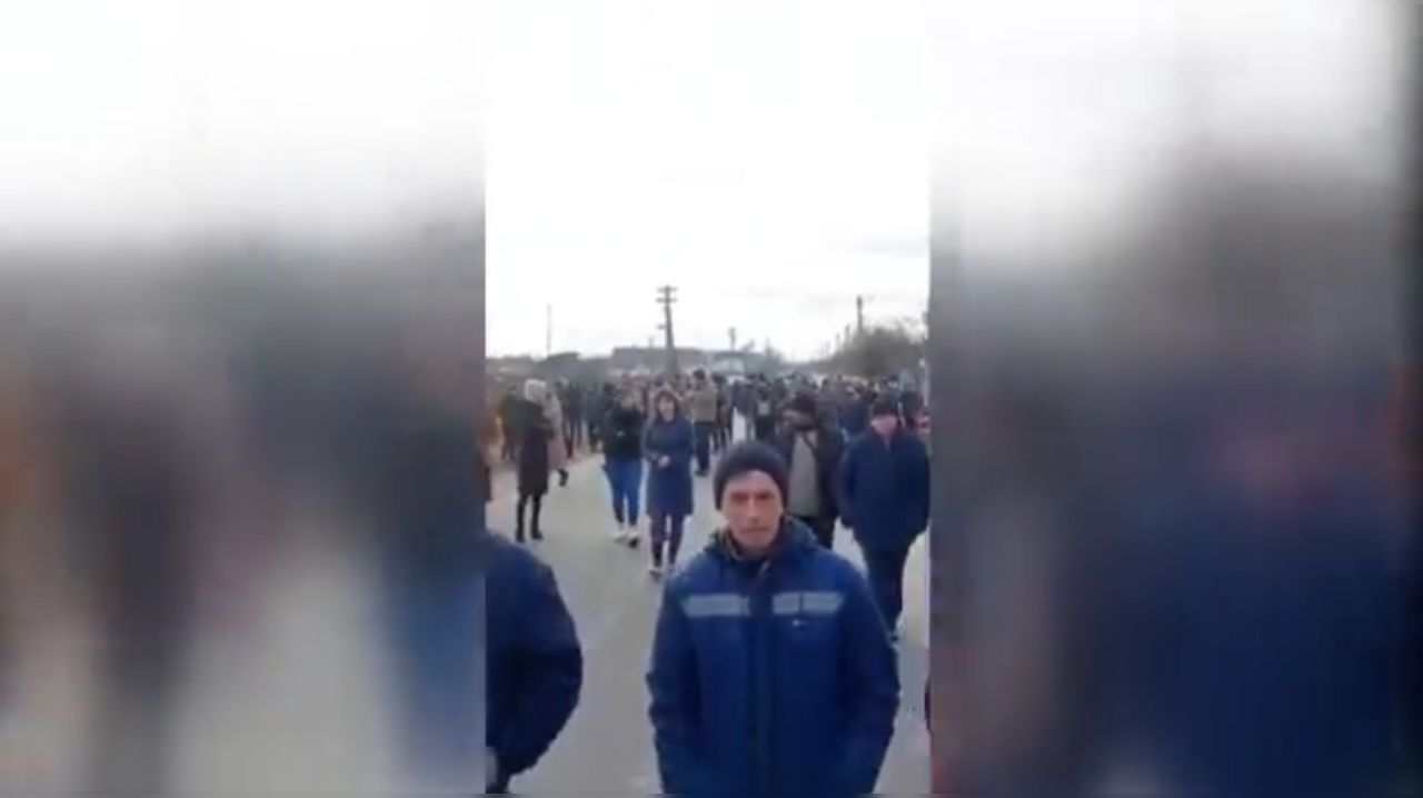 Ukrainian locals swarm by the hundreds to prevent Russian tanks from moving toawrds Kyiv. Image courtesy: AFP