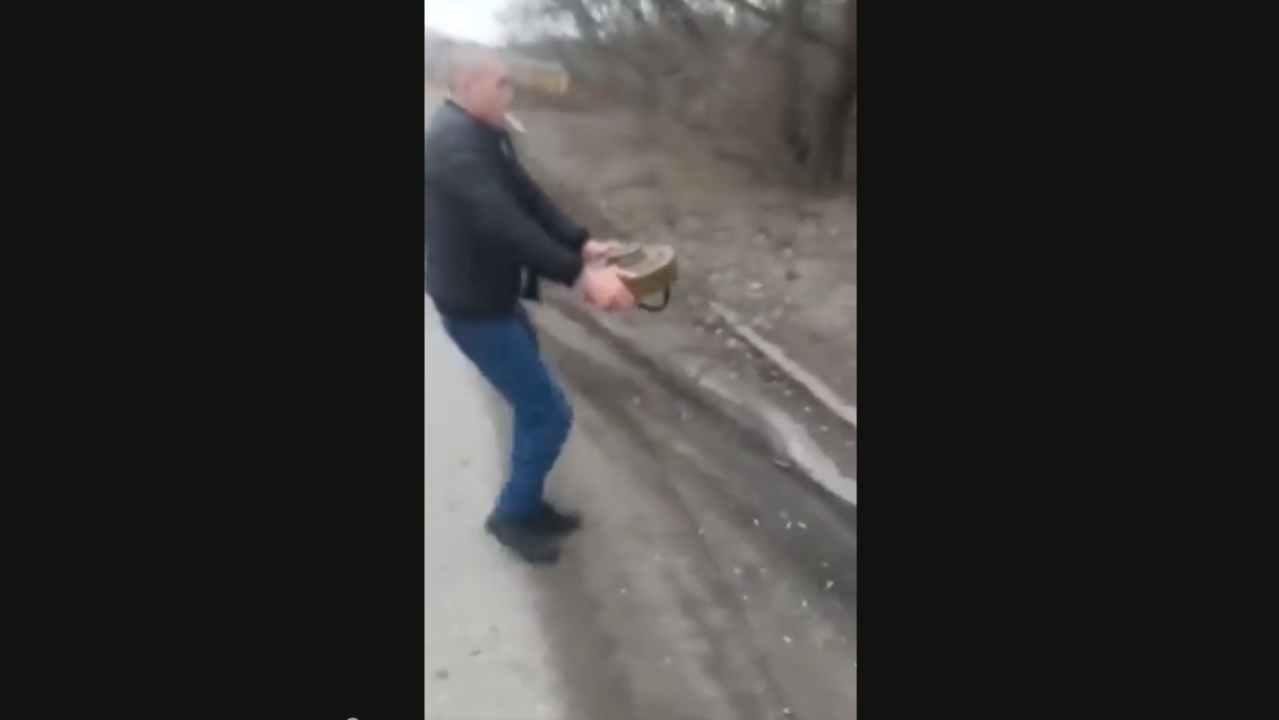 Fearless Ukrainian carries landmine with bare hands. | Image courtesy: The New Voice of Ukraine