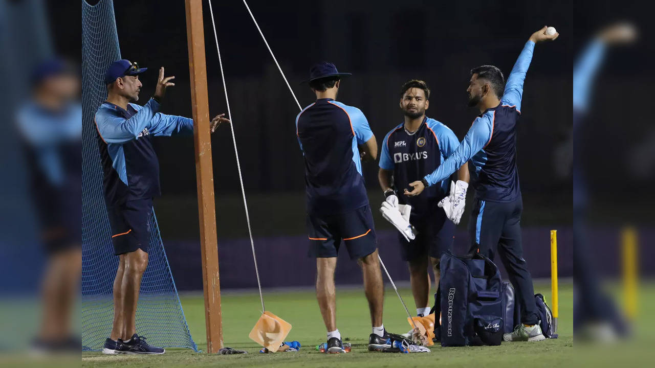 RAVI-SHASTRI-PANT-DHONI-AP-TRAINING