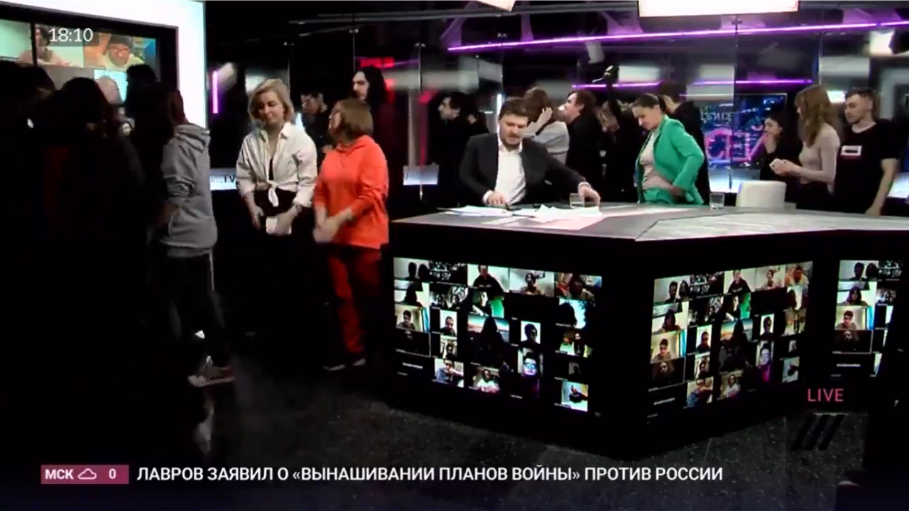 Entire staff of Russian TV channel resigns on-air