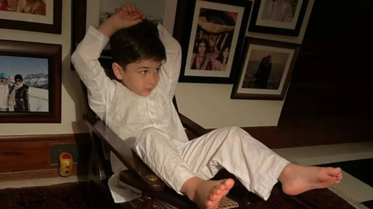 Kareena Kapoor's son Taimur chills like 'Chote Nawab' in new pic; fans feel he 'looks just like Raj Kapoor'