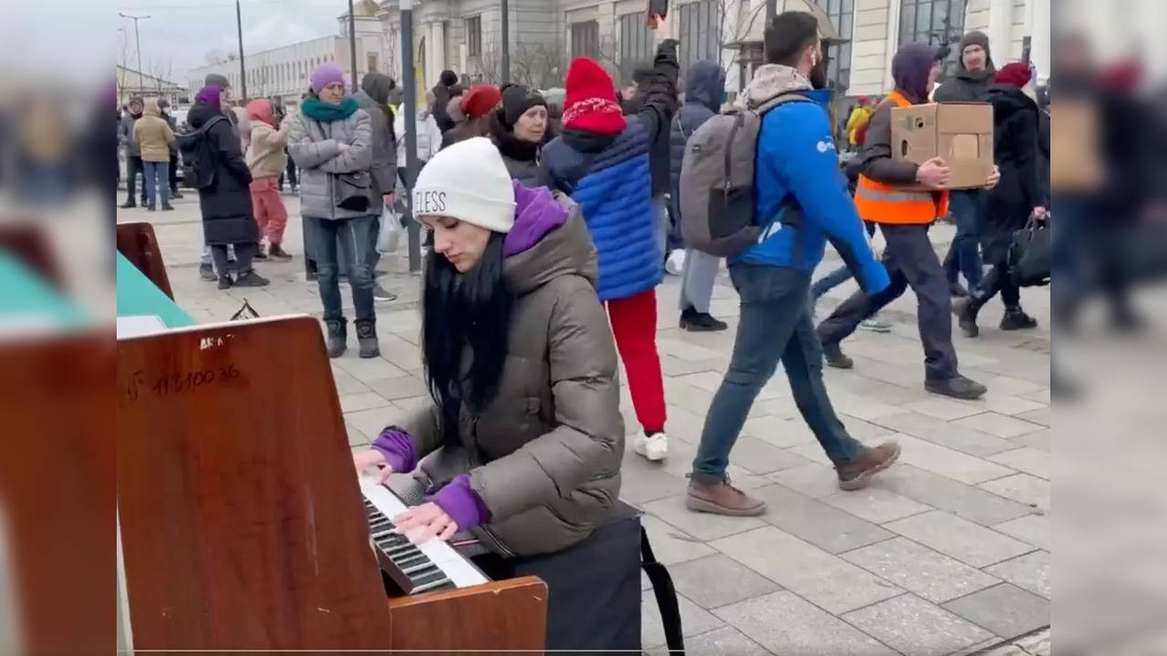 Pianist plays 'What A Wonderful World' outside Lviv Railway Station. | Image courtesy: Twitter