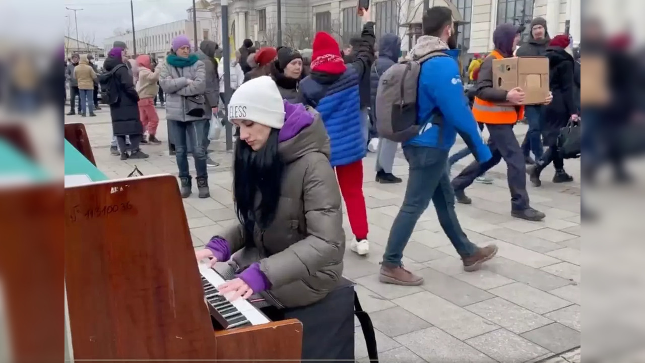 Pianist plays 'What A Wonderful World' outside Lviv Railway Station. | Image courtesy: Twitter