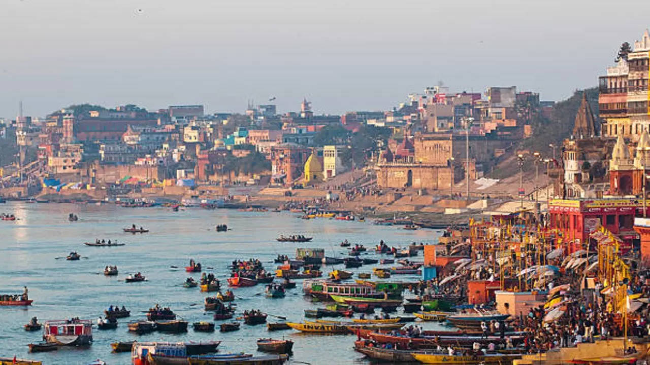 People praying at Ganges river ghats