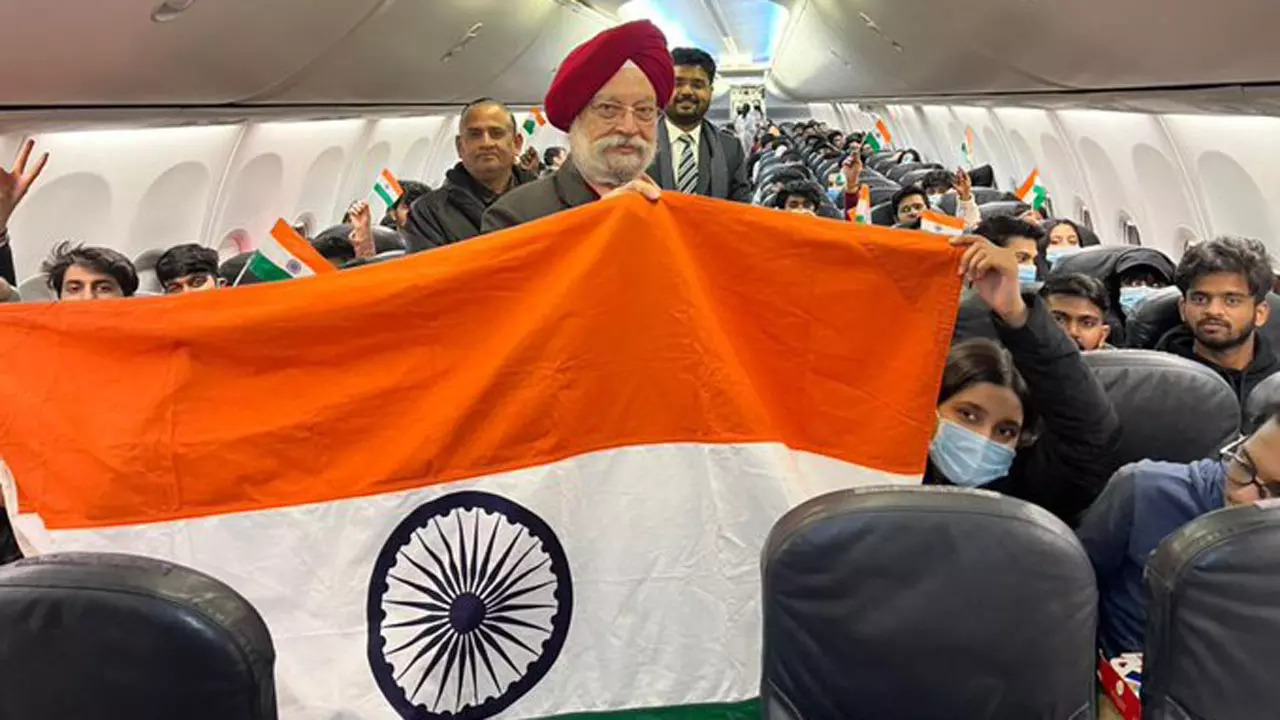 Union Minister Hardeep Singh Puri with Indian nationals evacuated from Ukraine