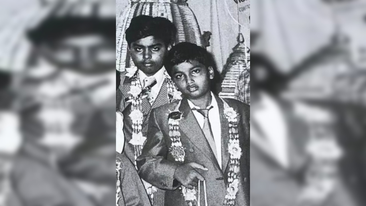 Mukesh and Anil throwback image (Source: Harsh Goenka Twitter)