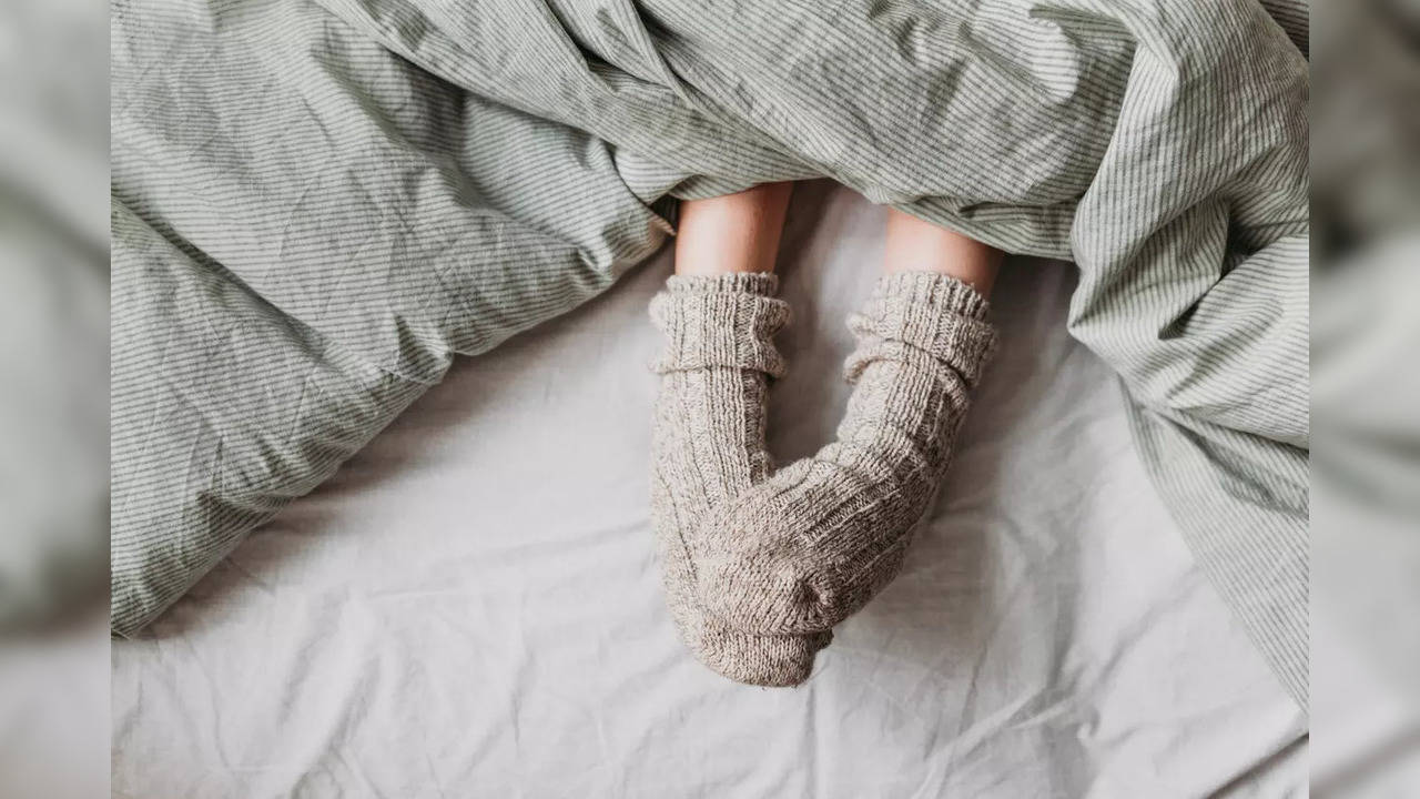 wearing warm socks in bed to sleep better