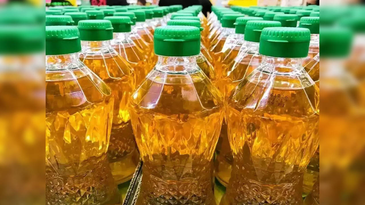 Indians stock up cooking oil, fuel, fearing shortages amid Ukraine war