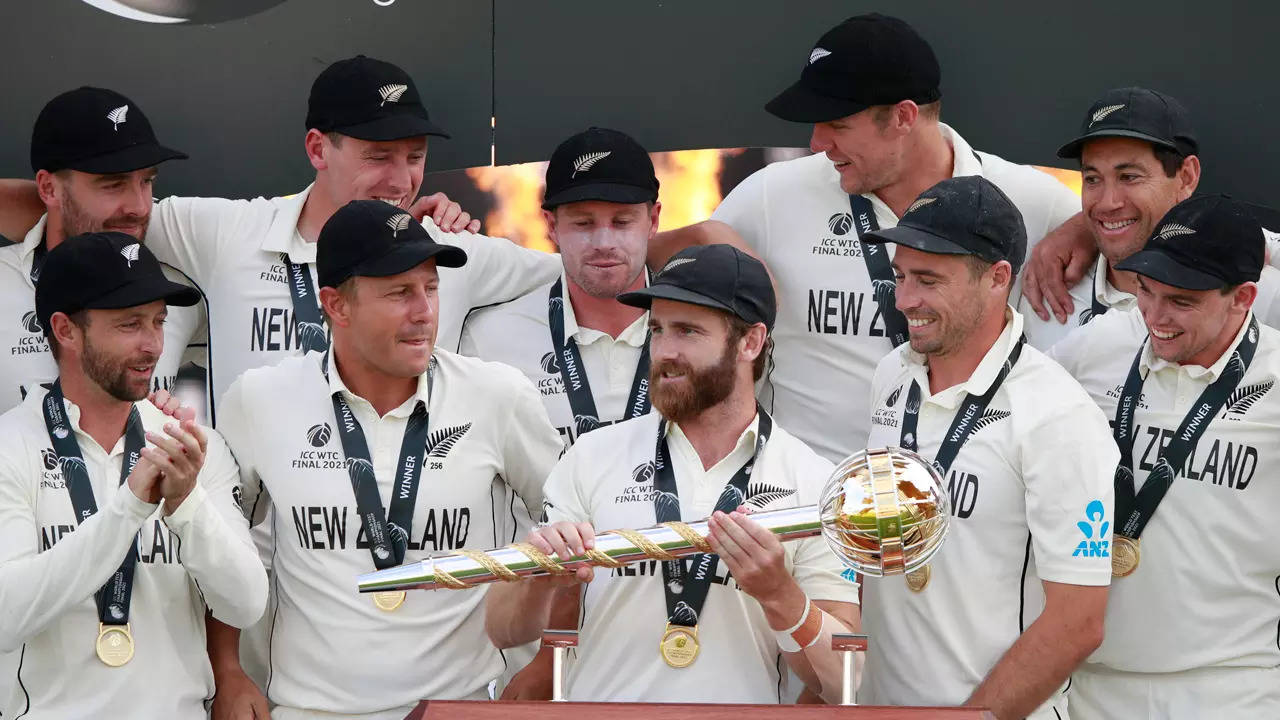 KANE-WILLIAMSON-TEST-CHAMPIONSHIP-TROPHY-AP