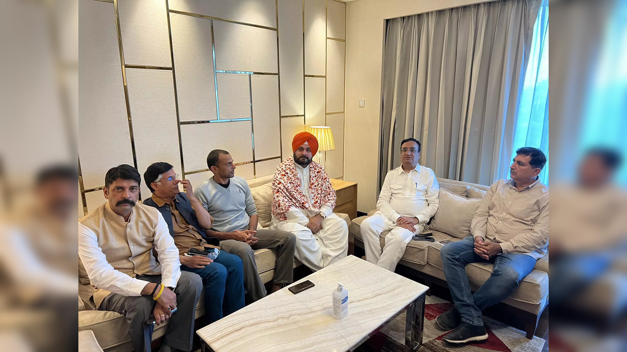 Navjot Singh Sidhu Pawan Khera Congress losers huddle