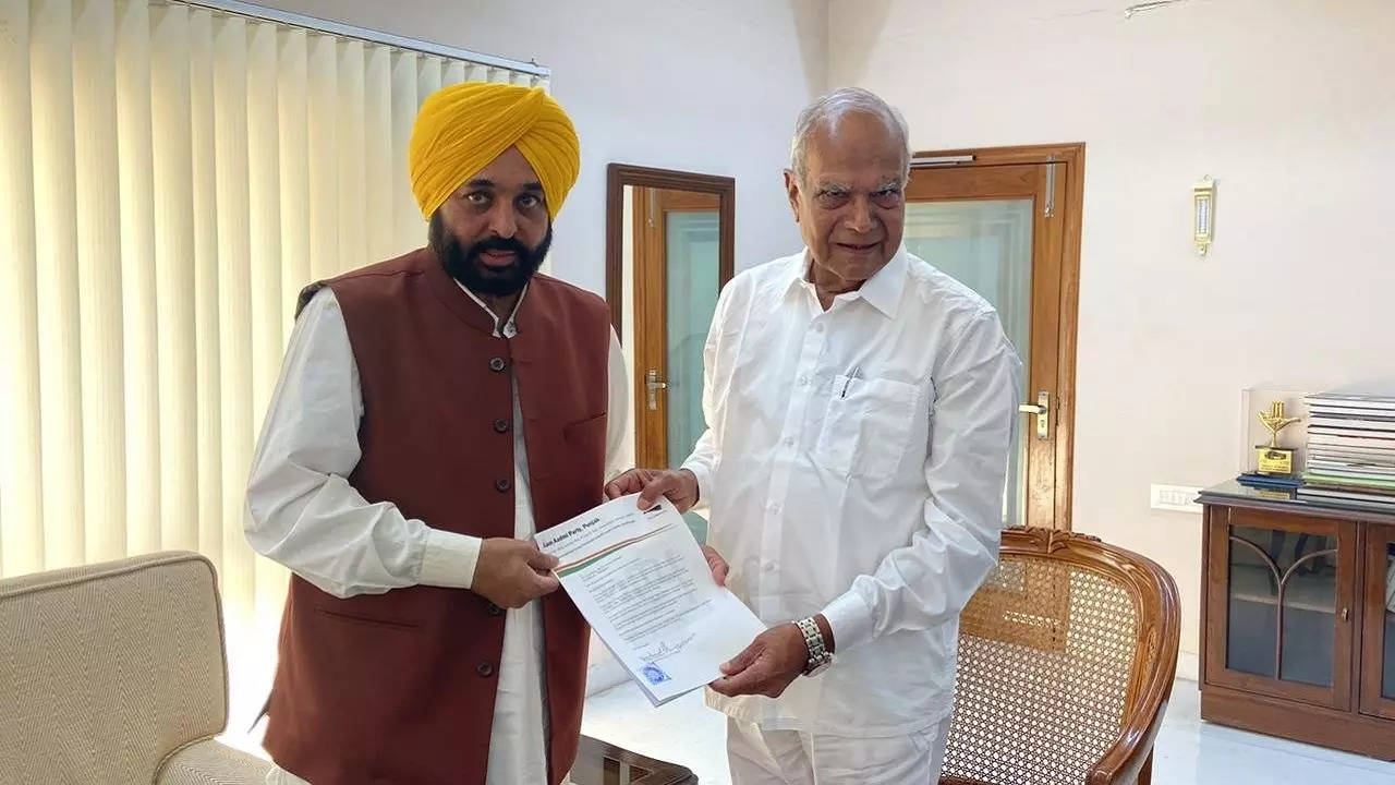 bhgwant mann with punjab governor