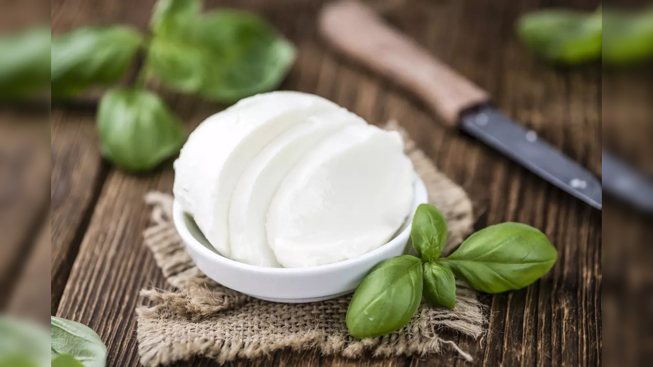 Mozzarella cheese: Know the benefits and risks of pizza's favourite topping