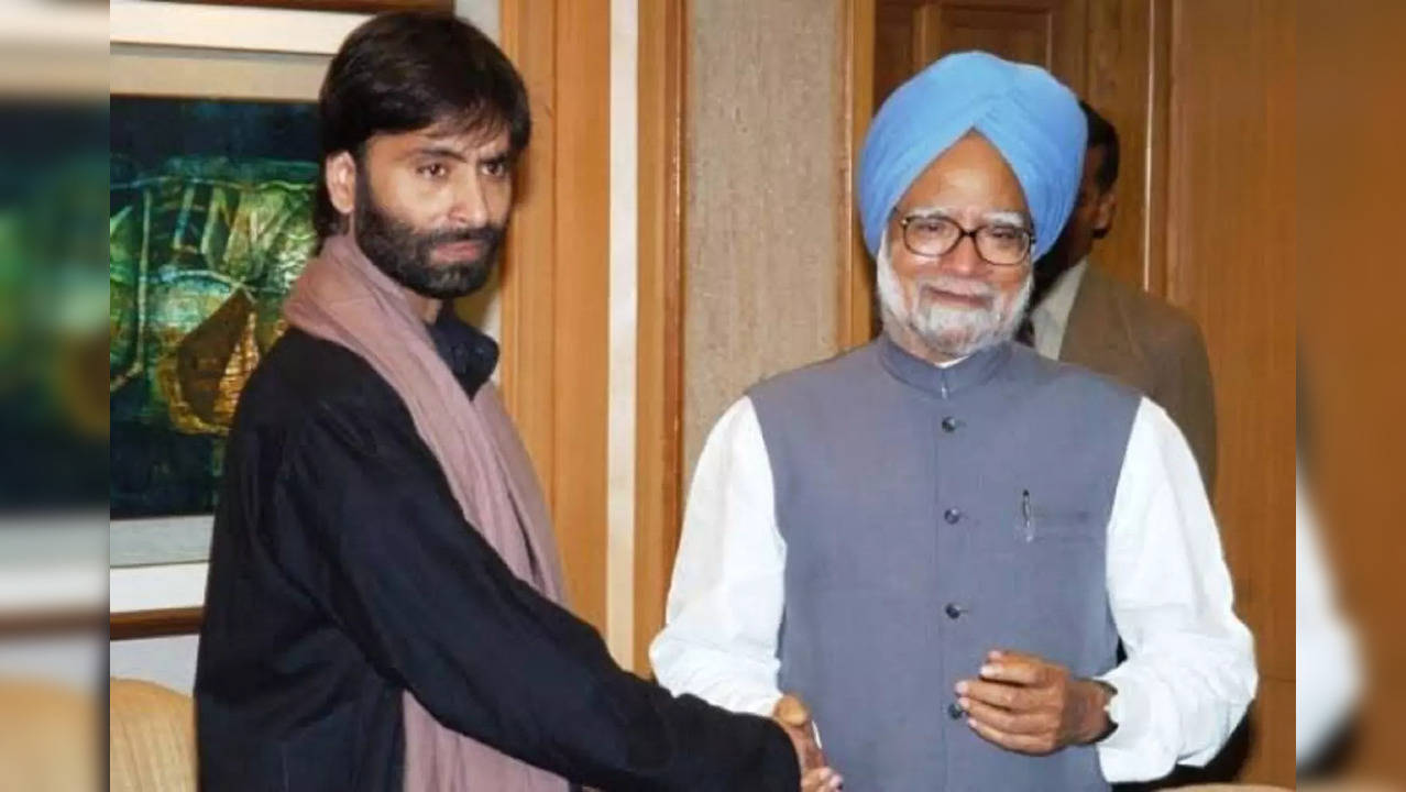 Government advisor Kanchan Gupta shares photograph of Manmohan Singh with Yasin Malik