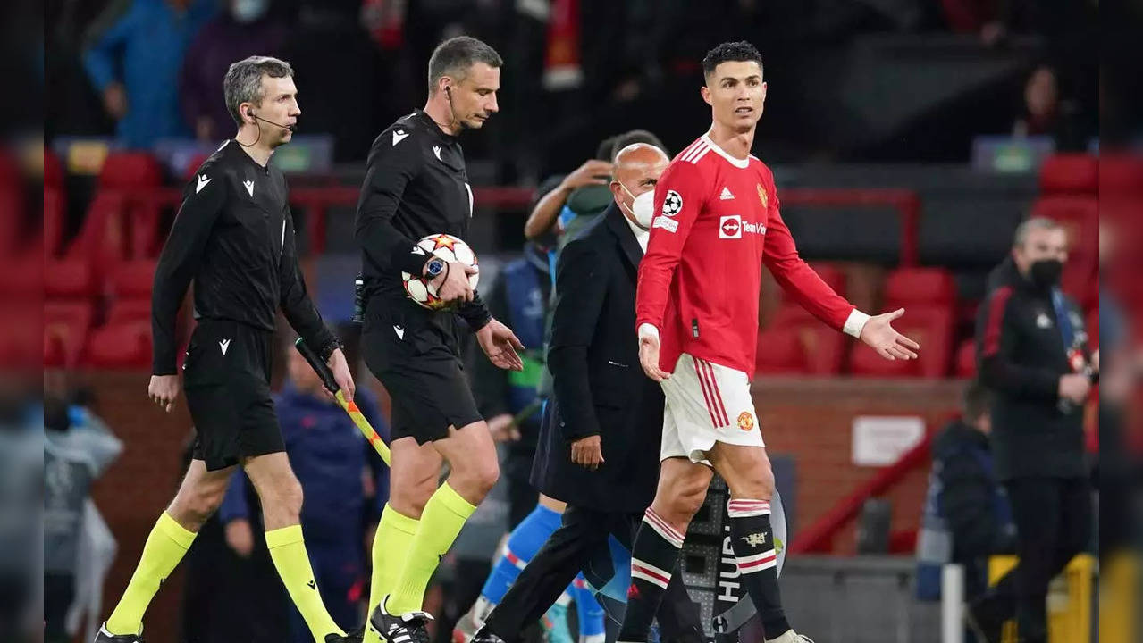 Cristiano Ronaldo fires Manchester United into Champions League last 16