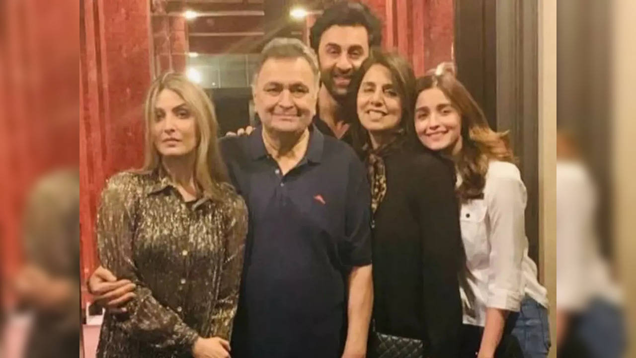 Rishi Kapoor with family and Alia Bhatt