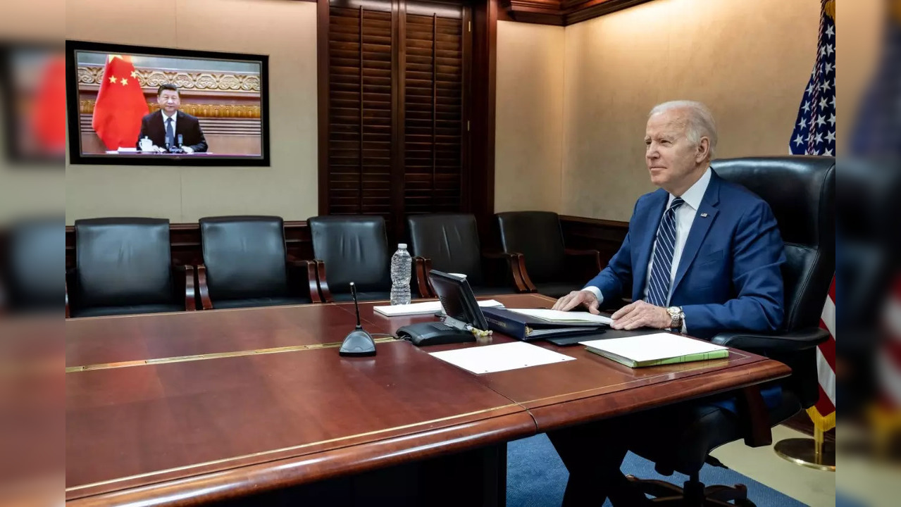 US President Joe Biden talks to China's Xi Jinping