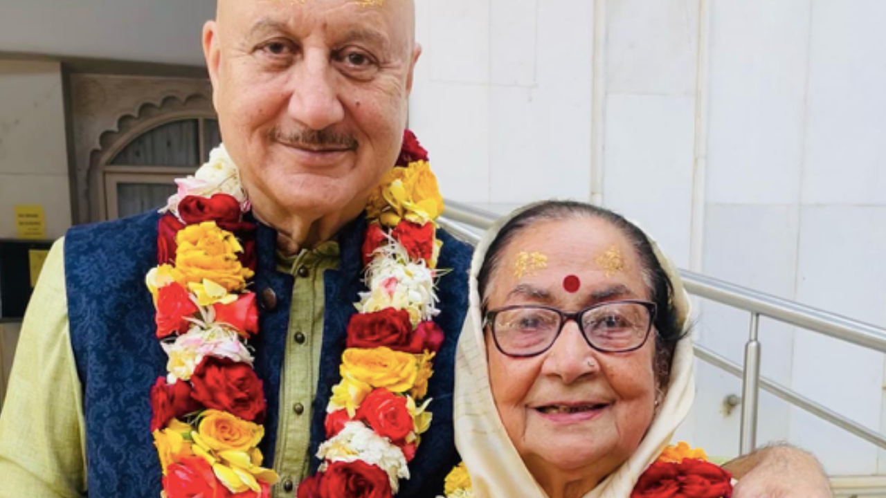 Anupam kher and mother Dulari kher