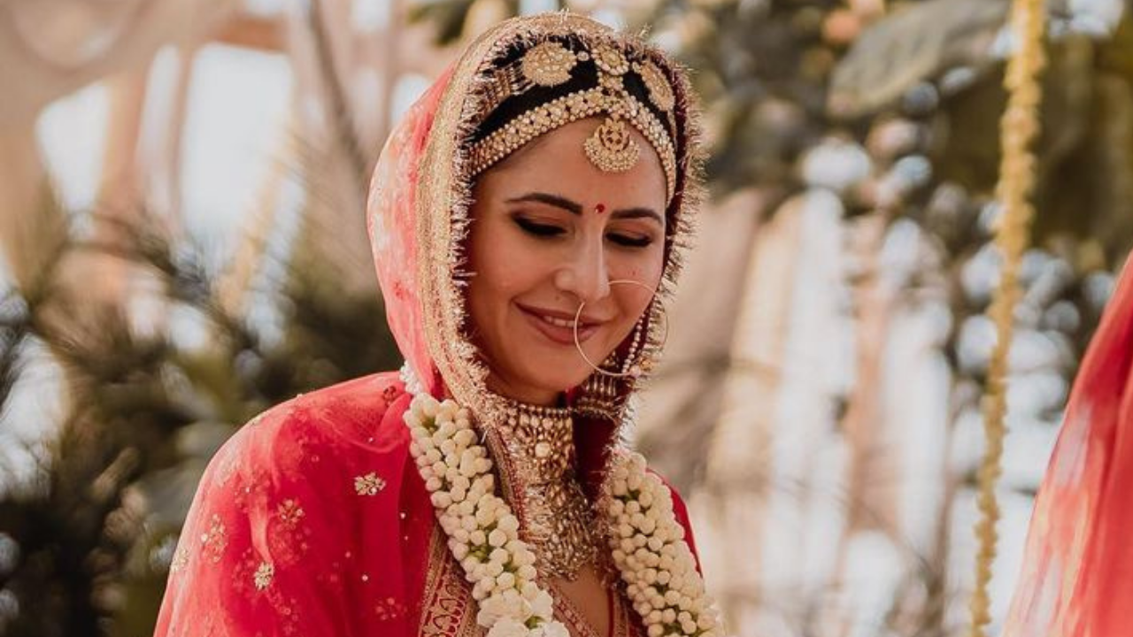 Modern Indian Bride❤️ The traditional bridal look of red lehenga, gold  jewellery with modern minimalist makeup is giving us sheer goals… |  Instagram