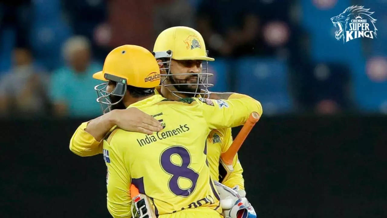 Dhoni-jadeja-hug-CSK-Twitter