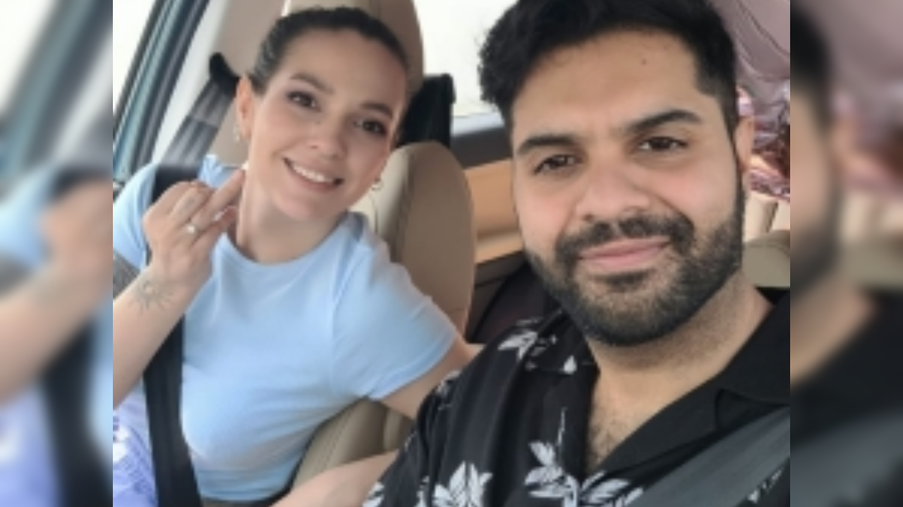 Delhi lawyer proposes to Ukrainian girlfriend at airport