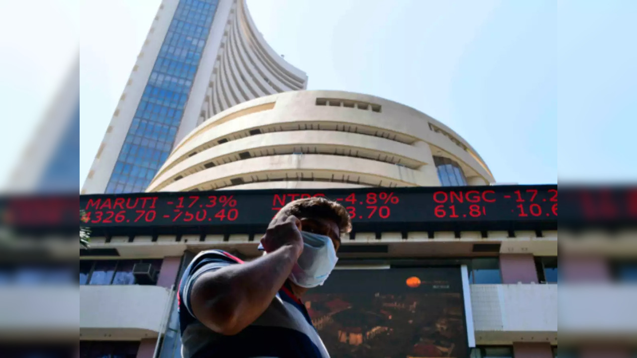 Sensex, Nifty fall for third day in a row; IT, banking shares put a