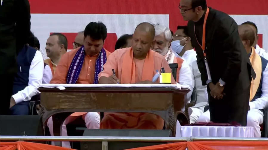 Yogi Adityanath Oath Taking Ceremony Adityanath Takes Oath As Up Cm Kp Maurya Brajesh Pathak 4416