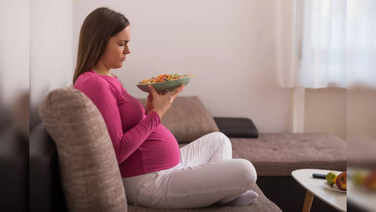 Pregnant woman nausea food nutrition