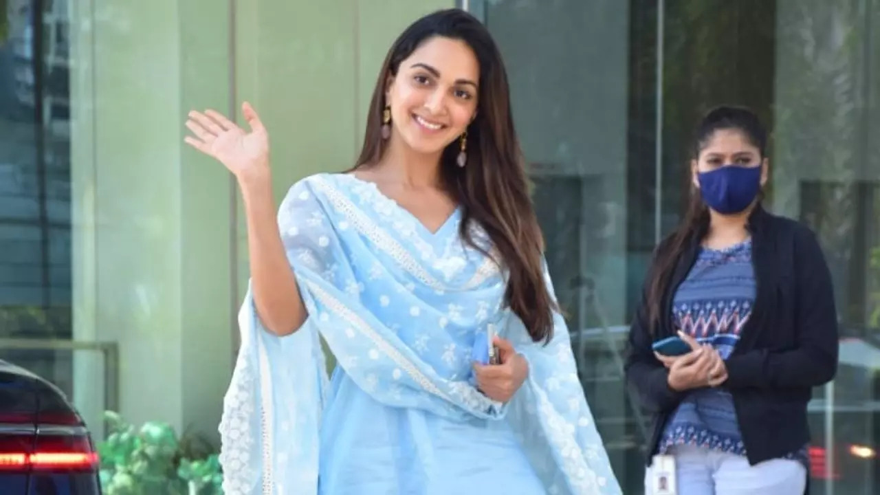 Kiara Advani gets snapped in the prettiest and affordable ckinkari kurta  that costs lesser than Rs 4k | Entertainment News, Times Now