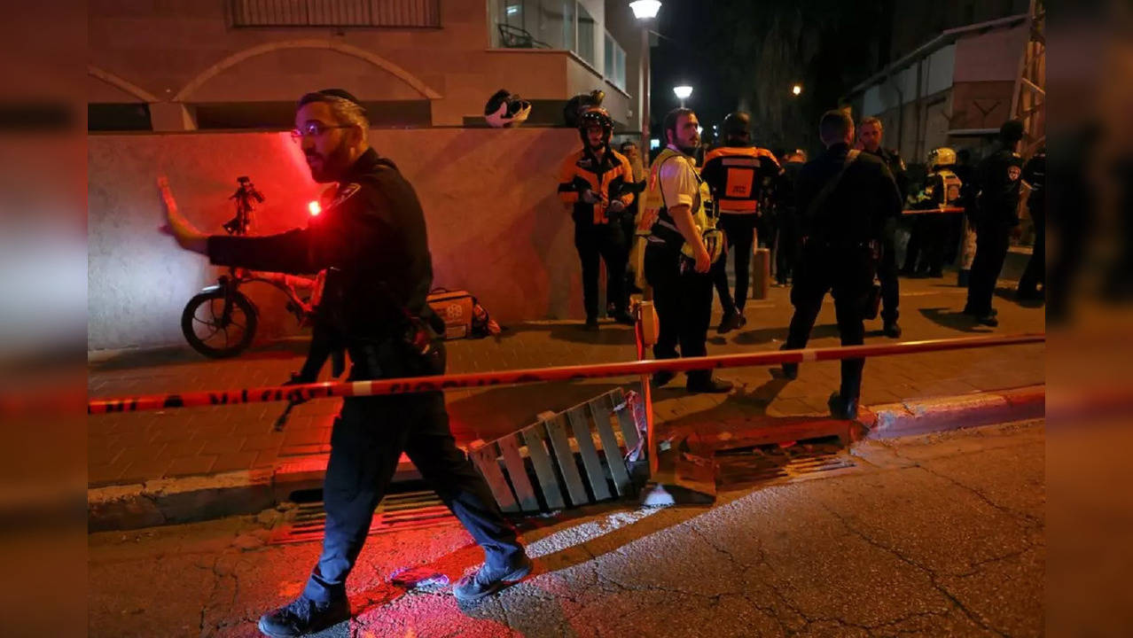 Gunman kills at least 5 people in Tel Aviv suburb