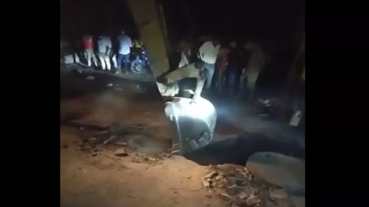 Four people trapped inside sewer in Delhi