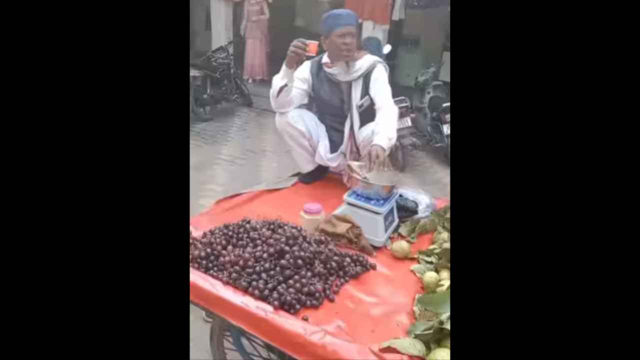 Grape seller song| Grape seller sings 'le lo 15 rupay ke 12 angoor' in ...