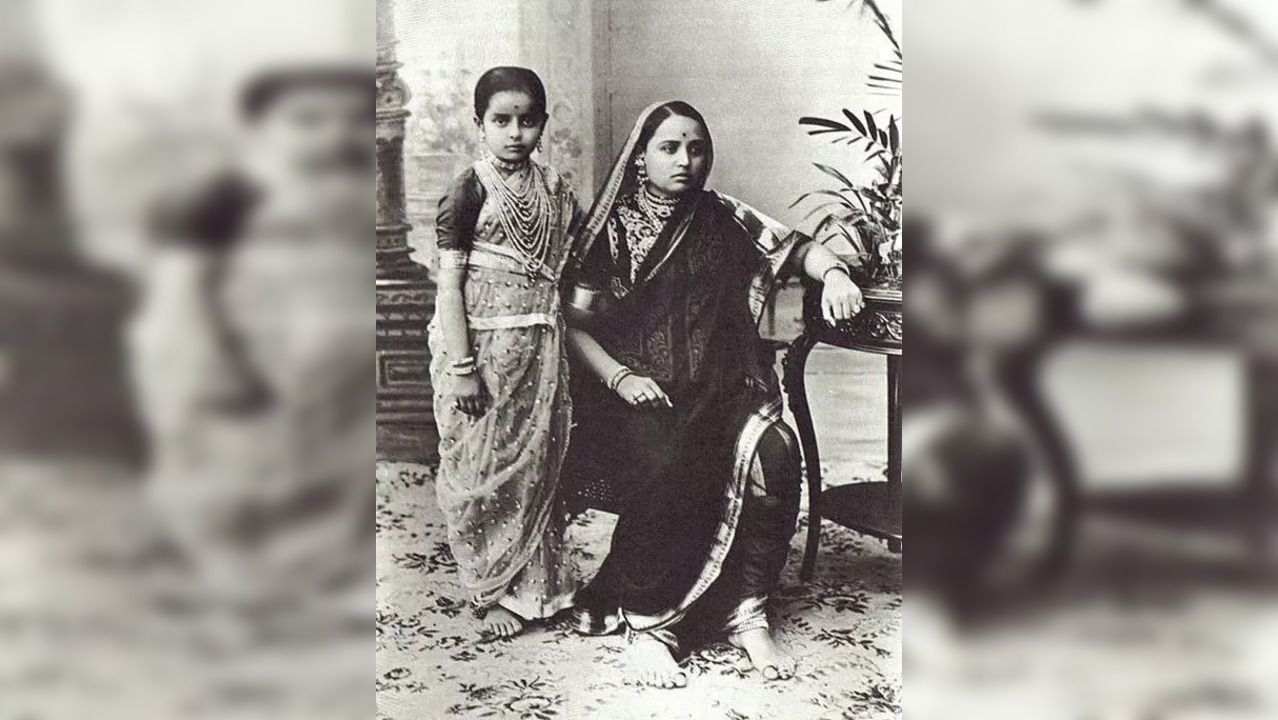 Maharani_Chimnabai_of_Baroda_with_her_daughter_Indira_Devi