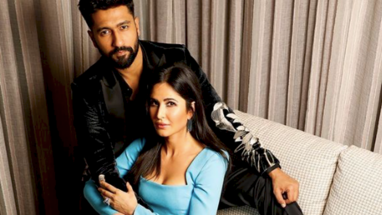 Vicky Kaushal and Katrina Kaif flaunt their breezy airport look as they  hold hands after returning from tropical vacay | Entertainment News, Times  Now