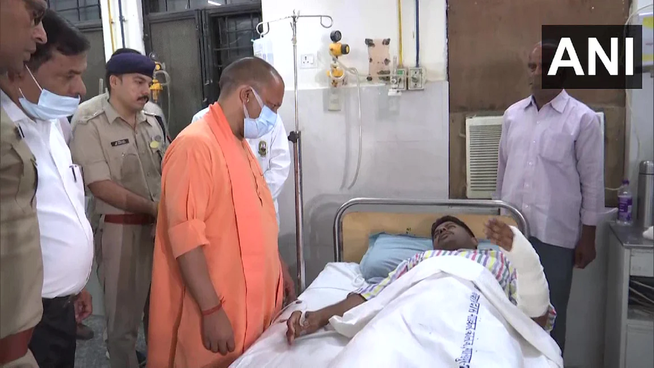 UP CM yogi Adityanath meets injured PAC constables