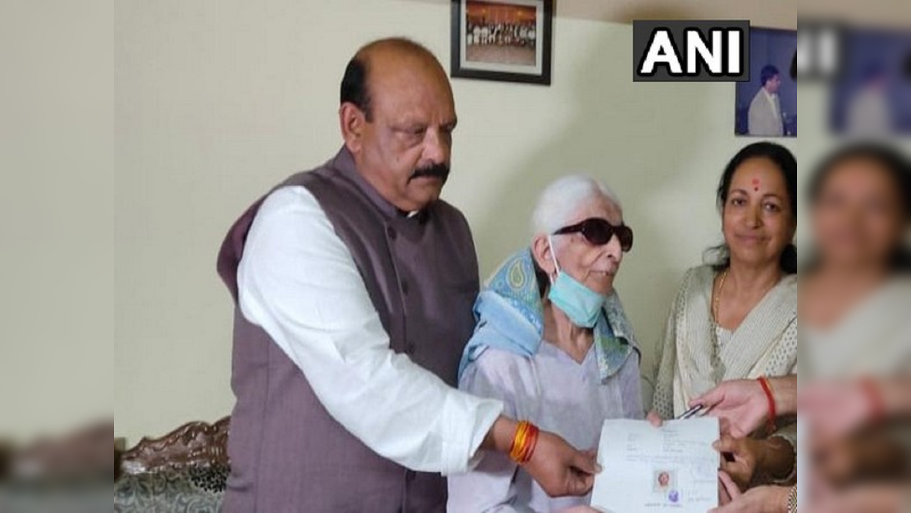 Dahradun senior citizen hands over her property to Rahul Gandhi