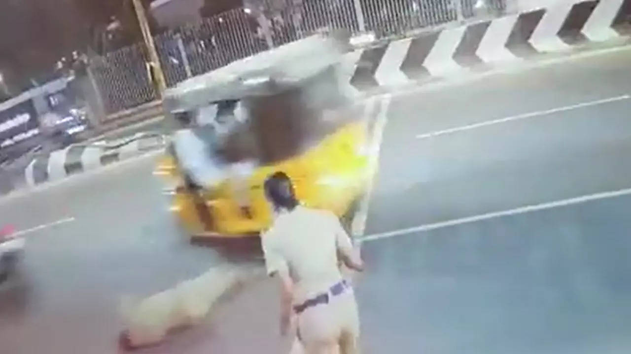 Speeding auto rams into cop in Chennai