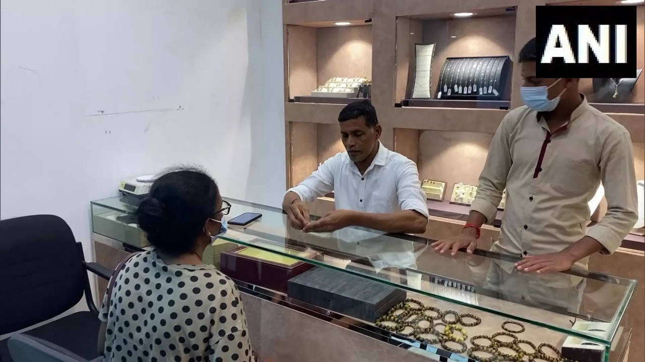 With gold prices touching Rs 1.85 lakh per 10 gram, Sri Lankans ...