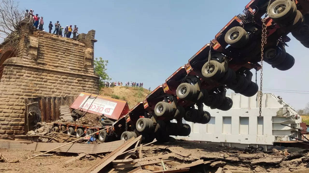 Bridge over dry river bed collapses in Madhya Pradesh