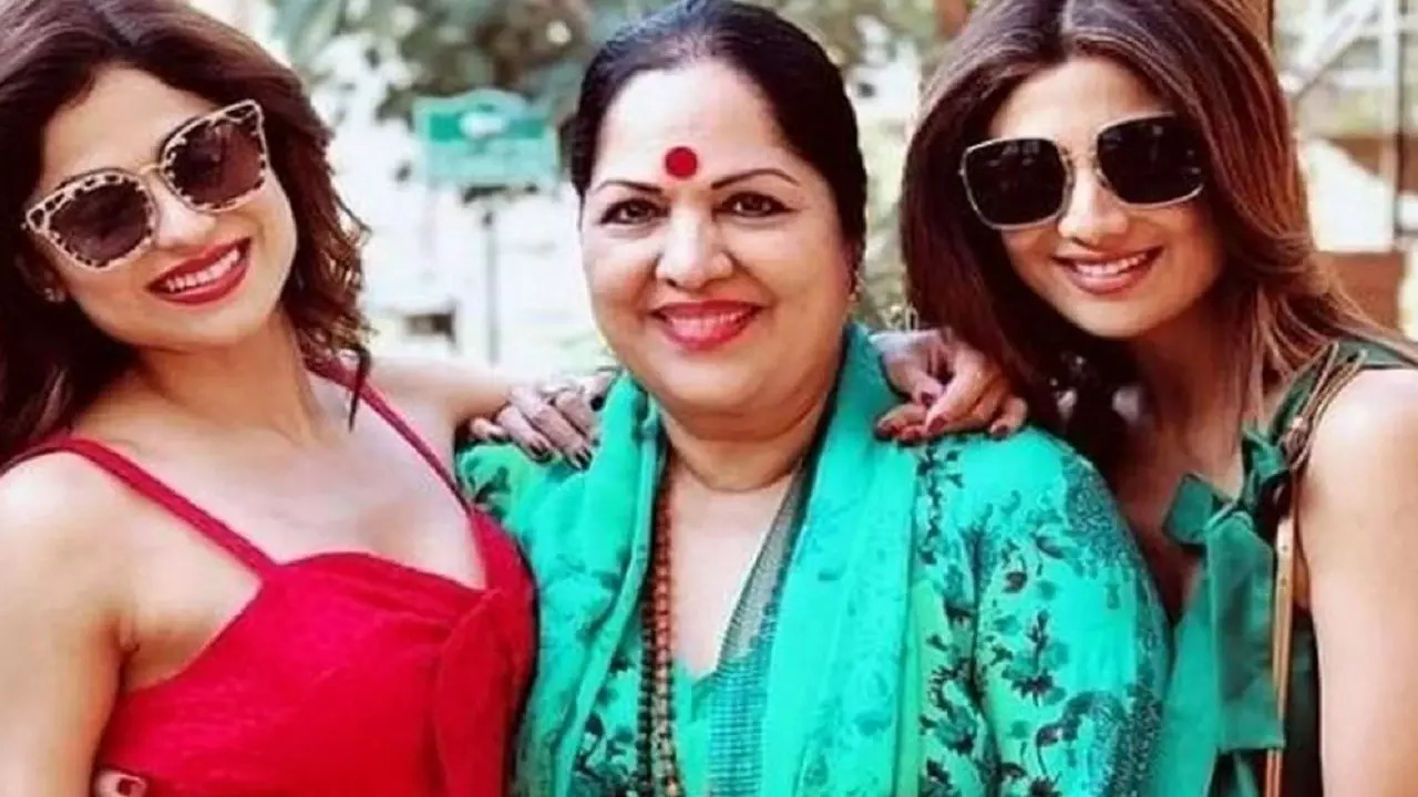 Shilpa Shetty, mother Sunanda, sister Shamita (R-L)