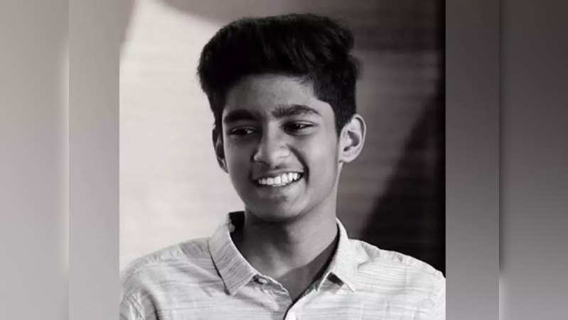 Promising Indian table tennis player Vishwa Deenadayalan of Tamil Nadu, who was on his way to Shillong to participate in the 83rd Senior National and Inter-State Championships, died in a road accident on Sunday