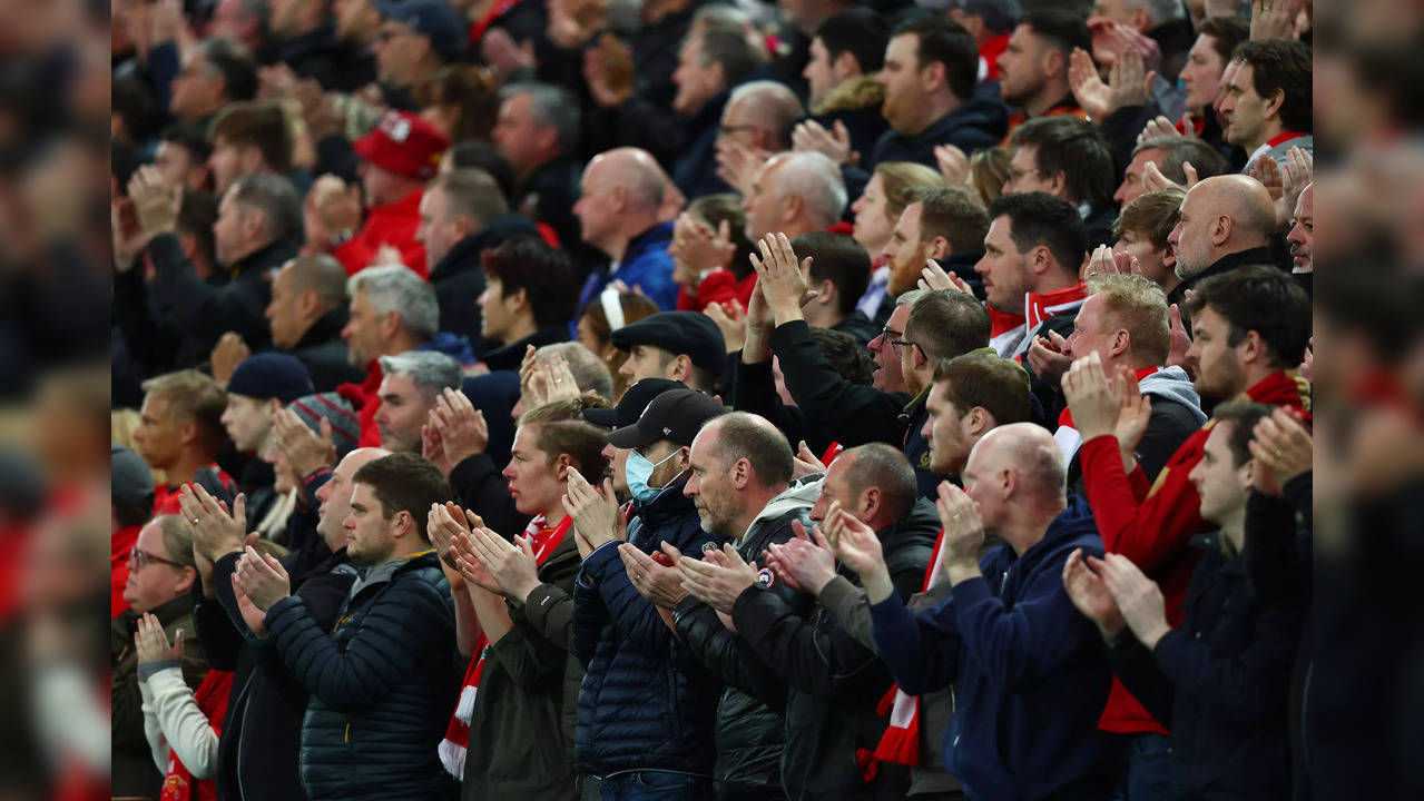 @premierleague liv manu fans clapping .