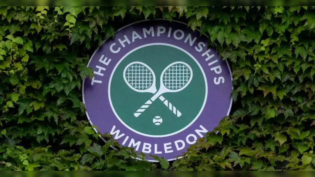 Wimbledon bans Russian Belarusian players