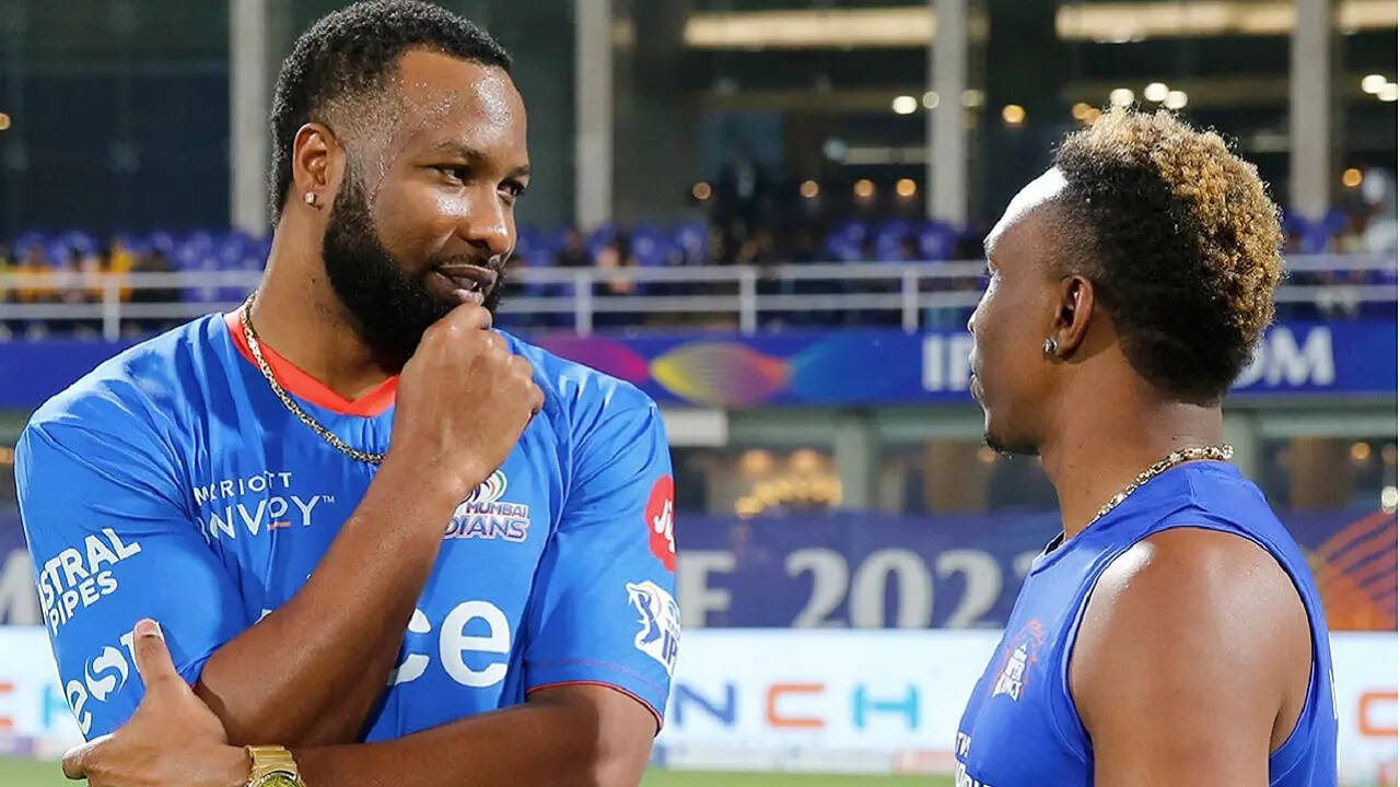 Dwayne Bravo touches ‘best friend’ Kieron Pollard’s feet ahead of MI