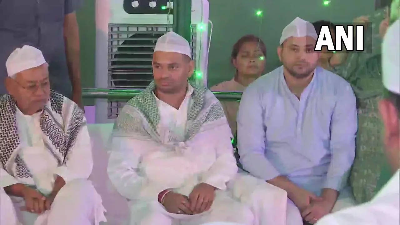 ​Nitish Kumar attends RJD's Iftaar party