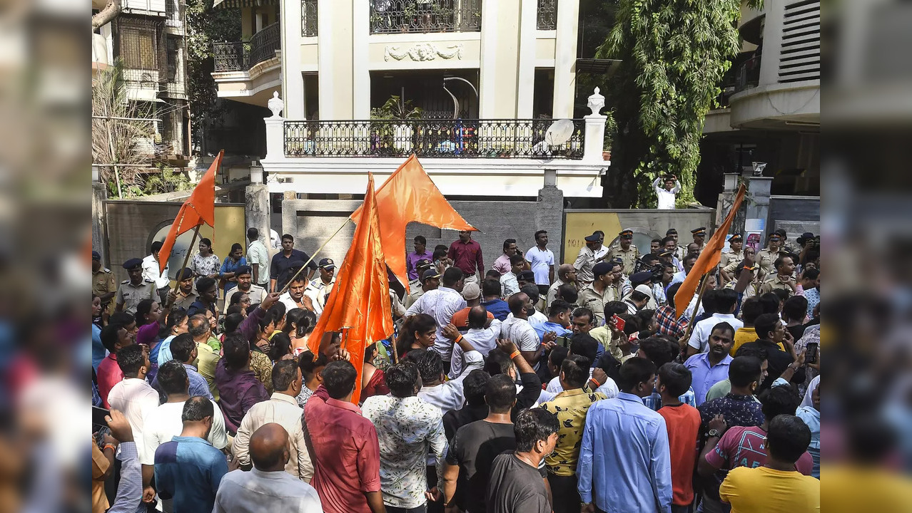 Mumbai: Shiv Sena activists protest outside MLA Ravi Rana and Navneet Kaur's res...