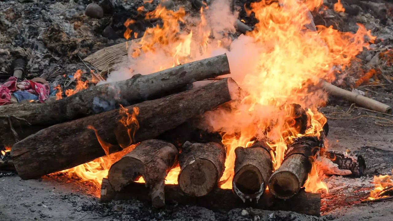 Humanity Wins! Muslims Help Perform Last Rites Of Kashmiri Pandit Woman ...