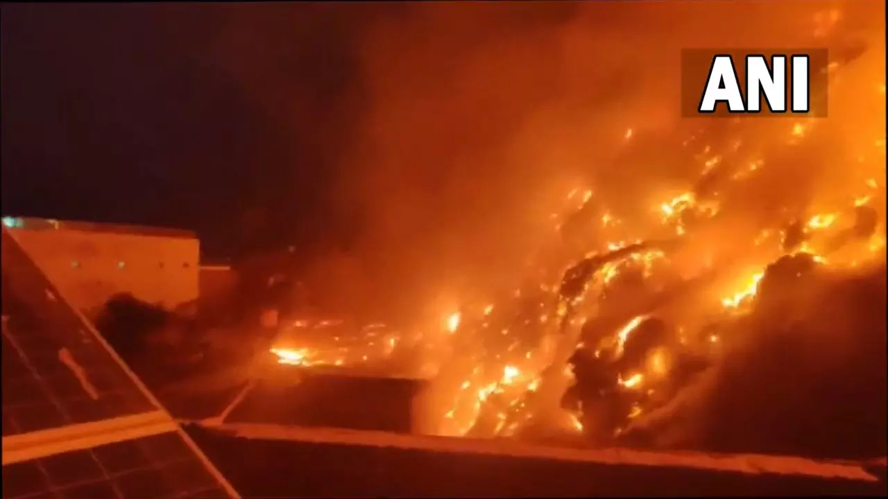 ​Massive fire breaks out at Bhalaswa dump yard​ in Delhi