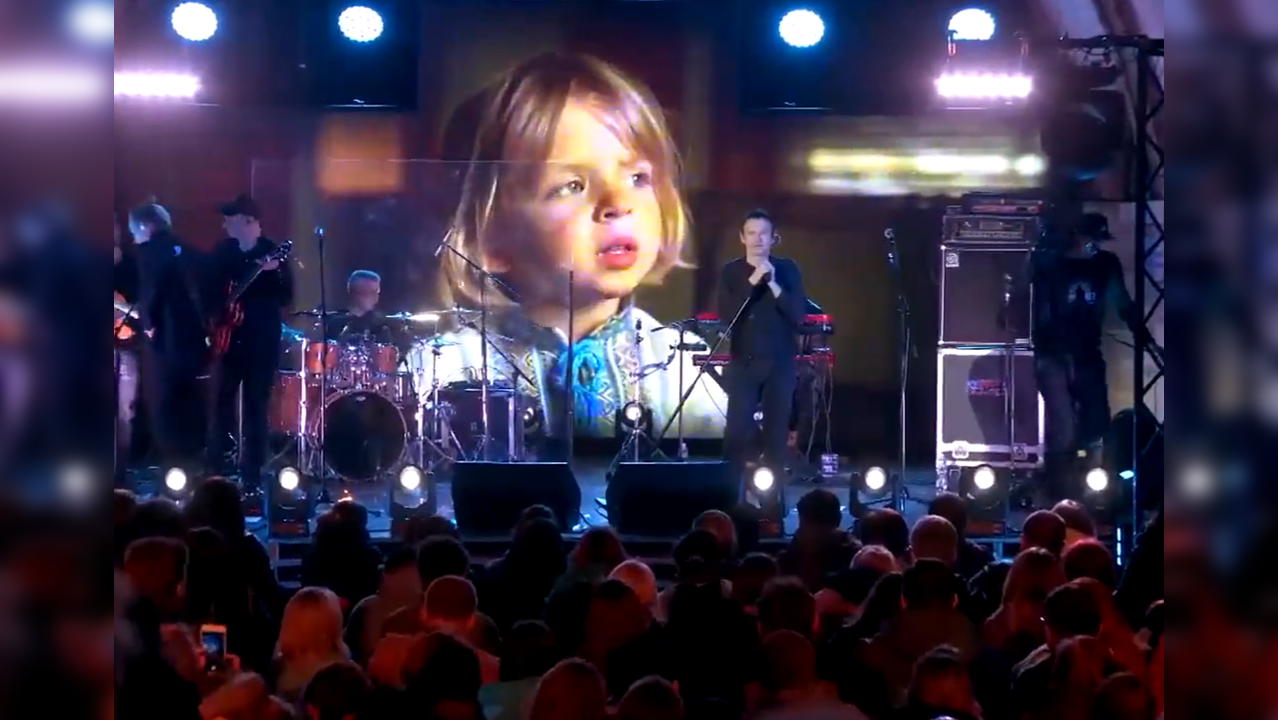 3-year-old performs in Kyiv subway