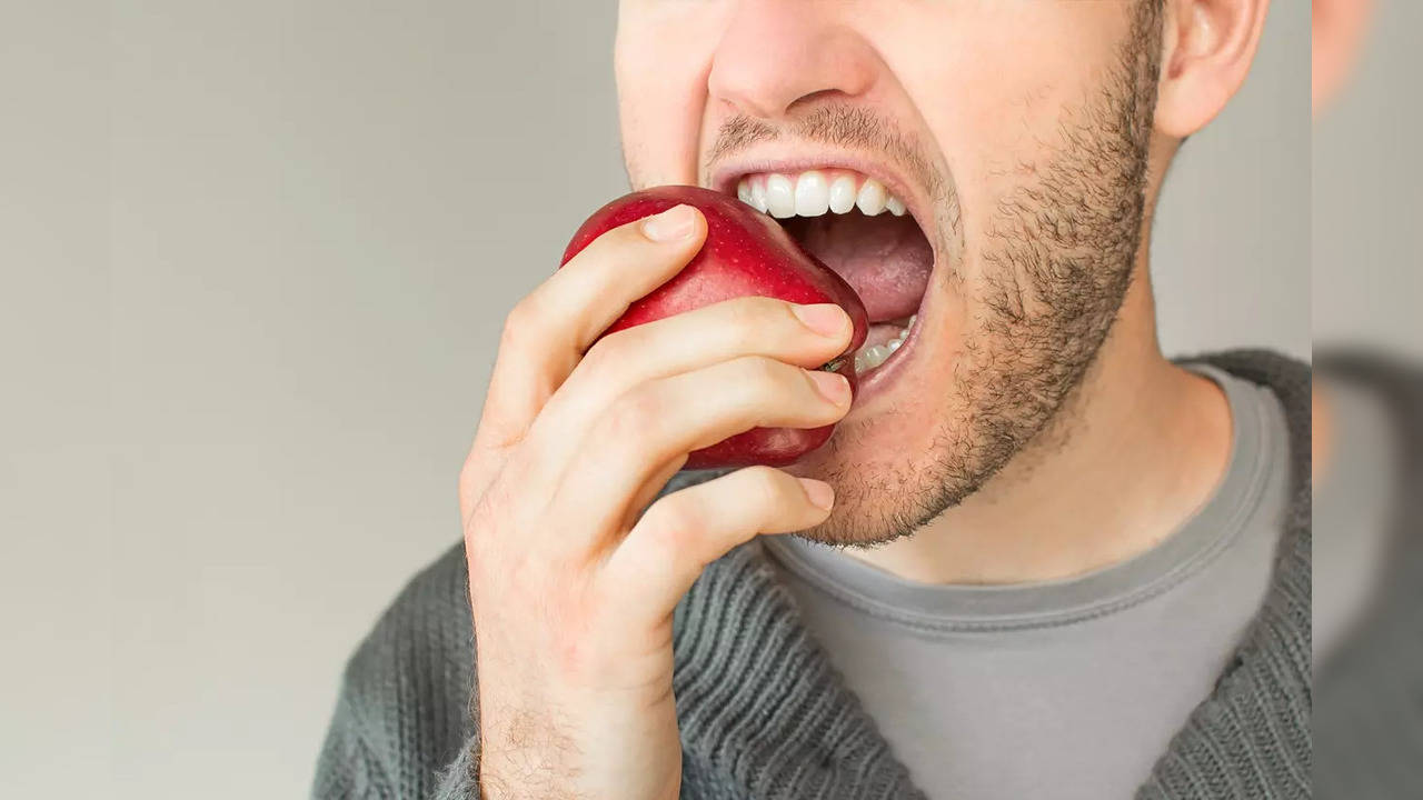 While fruits are some of the healthiest sources of carbs and eventually energy, experts say that one of the best sources of fibre, carbs and fructose is apples.