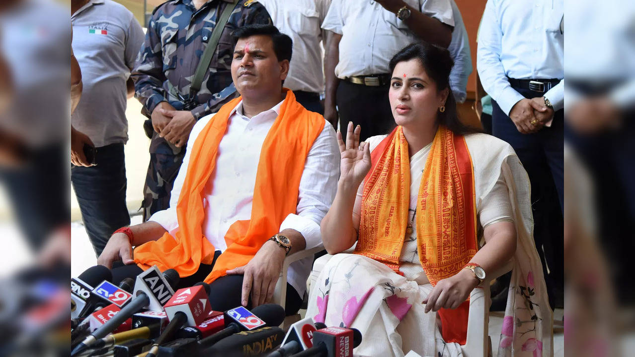 Mumbai: Amravati MP Navneet Kaur Rana with husband MLA Ravi Rana addresses a pre...